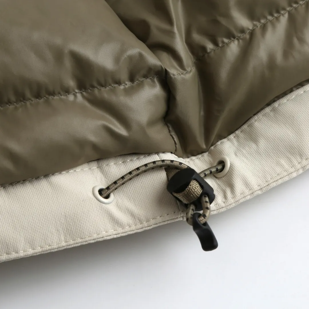 P970 Ralph Lauren Logo Hooded Down Jacket Fabric selection: High-density nylon taffeta with a density of about 210T-300T, smooth and slightly matte surface, excellent windproof and waterproof performance (with DWR water-repellent treatment), strong wrinkle resistance and easy care, in line with the "durable and practical" positioning of American leisure.  Lining fabric: 100% polyamide is used to create the lining. The high-density and tight weaving process prevents fine lint from emerging from the gaps in the fabric. The smooth surface improves the putting on and taking off experience, and the excellent wear and tear resistance ensures damage caused by frequent use, while the light and soft texture does not affect the overall weight.  High-quality filling: 90 white duck down is selected, with a weight of 220g, ensuring excellent thermal insulation performance. After strict screening and processing, the velvet is not easy to drill, ensuring durability. Style and cutting process: The classic jacket has a slightly loose fit, with a slightly dropped shoulder line (the shoulder width is 1-2cm wider than the standard fit). The length reaches the hips, and the sleeves are slightly tapered straight sleeves, taking into account freedom of movement and casual style.  Details: The adjustable Velcro on the cuffs allows you to freely adjust the tightness according to the thickness of your wrist and personal preferences, effectively preventing cold wind from intruding, and improving warmth retention performance.  In terms of storage, the two front zipper pockets are convenient for you to place frequently used items, and the zipper design ensures that items are not easily lost. A built-in pocket on the left side of the chest provides a safe storage space for some small private items.  The drawstring design at the hem allows you to adjust the shape of the jacket according to your body shape and dressing needs. Whether it is loose and casual or slim and neat, you can easily control it.  Embroidery technology: Polo horse logo on the left chest: flat satin stitch embroidery (satin embroidery), embroidery thread: 100% polyester high color fastness embroidery thread (the color number is consistent with the brand’s standard red color card), stitch density 12-15 stitches/cm, the outline of the horse logo is clear, and the details of the rider and horse are burr-free.  Embroidery positioning: precise positioning through the template (12cm from the neckline and 8cm from the placket) to ensure left and right symmetry and centering.  Accessories: One-to-one customized zipper sling, one-to-one customized zipper puller, one-to-one customized washable label SIZE: S M L XL
